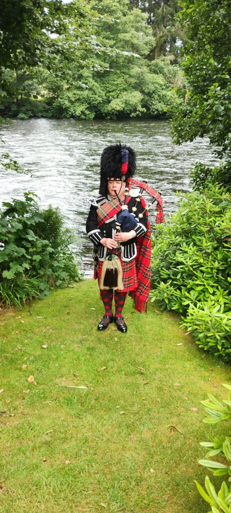 Elite Scots Piper - Scottish bagpipes hire or book